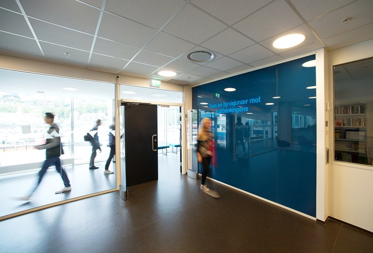 Toril Johannessn: Inskripsjon, 2014 (LED-panel, programvare og dagsaktuelle ord fra Norsk aviskorpus) – Foto: Pål Hoff Toril Johannessn: Inskripsjon, 2014 (LED-panel, programvare og dagsaktuelle ord fra Norsk aviskorpus)
