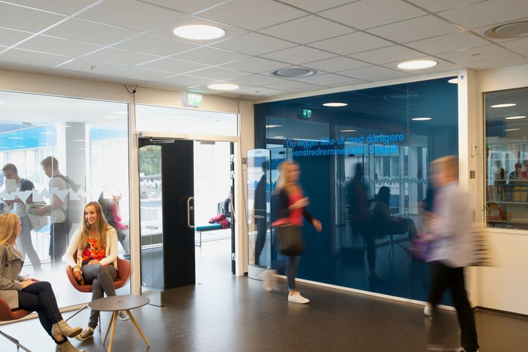 Toril Johannessn: Inskripsjon, 2014 (LED-panel, programvare og dagsaktuelle ord fra Norsk aviskorpus) – Toril Johannessn: Inskripsjon, 2014 (LED-panel, programvare og dagsaktuelle ord fra Norsk aviskorpus)